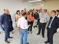 Professor Caramori em conversa com gestores e os convidados Tânia Mara e Luiz Fernandes, na entrega do Núcleo de Tecnologia Ambiental