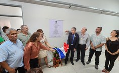 Professores Edson Bento e Mario Meneghetti, coordenadores do Nupaqbio, no momento do descerramento da placa