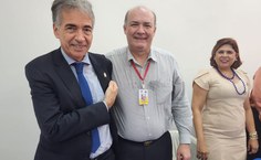 Secretário Luiz Fernandes recebeu boton com o brasão da Ufal