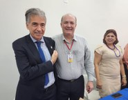 Secretário Luiz Fernandes recebeu boton com o brasão da Ufal