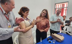 Vice-reiora Eliane Cavalcanti entrega boton da Ufal para a diretora do MEC, Tânia Mara