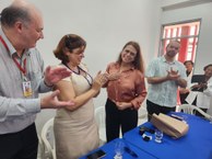 Vice-reiora Eliane Cavalcanti entrega boton da Ufal para a diretora do MEC, Tânia Mara