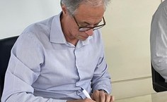 Professor Mozart assinando o Termo de Cooperação