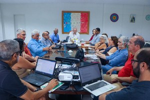 Entidades sindicais e gestão avaliam greve e discutem calendário acadêmico