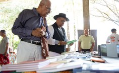Professor Márcio Porangaba, da Feac, e o diretor da Edufal, Eraldo Ferraz, no estande da editora instalado durante a feira