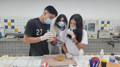 Projeto é desenvolvido quase exclusivamente na escola, desde o pré-tratamento do bagaço de cana-de-acúcar até a criação do papel