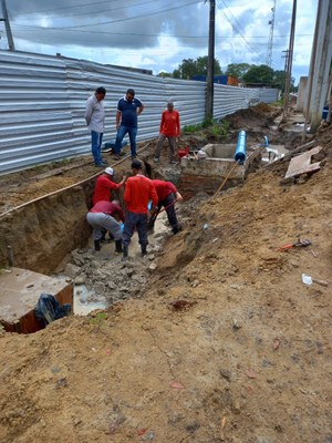 Equipe da Sinfra trabalha desde cedo na manutenção do sistema de água