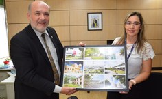 Reitor entrega fotos da Ufal para compor galeria da Sesu, ao lado das demais Ifes