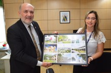 Reitor entrega fotos da Ufal para compor galeria da Sesu, ao lado das demais Ifes