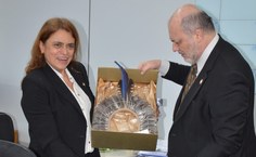 Reitor Tonholo entrega  cocar à professora Tânia Mara, um presente enviado pela Reserva Indígena Aconã, de Traipu-AL