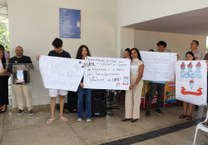 Alunos de Biologia fazem homenagem ao campus