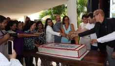 Vice-reitora Eliane Cavalcanti, Arnaldo Tenório, professores, técnicos e o deputado Daniel Barbosa cortaram o bolo dos 18 anos do campus