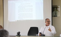 Professor Mário Jucá na apresentação da história da reitora honorária Ana Dayse Dorea