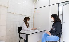 Nutricionista Fernanda Leite durante atendimento