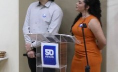 O casal Jennifer Rotandaro e Jefferson da Rocha, doutorando de Física, atuando como mestres de cerimônia