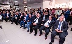 Autoridades e comunidade universitária na solenidade de entrega do Fórum da Ufal