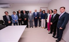 Professores da FDA e a vice-reitora Eliane Cavalcanti com presidente do TJAL, Fernando Tourinho (Foto Caio Loureiro)