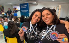 Maria Júlia Teodósio e Dâmaris Beatriz recebem a medalha de honra