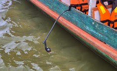 Uso da sonda batimétrica Deeper Pro na Lagoa Yarinacocha, realizado no âmbito da missão técnica UFAL e UNMSM para modelagem de inundações. O equipamento foi doado pela fabricante Deeper, da Lituânia. Foto: Igor Da Mata.