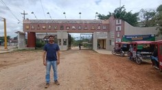 O professor Igor Da Mata Oliveira (UFAL) em visita à Universidad Nacional Intercultural de la Amazonía (UNIA), em Yarinacocha, Ucayali (Peru), durante missão técnica que resultou na assinatura de uma ata de cooperação com universidades peruanas e comunidades amazônicas para pesquisa participativa sobre gestão da água e inundações. Foto: Johnattan Rupire.