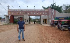 O professor Igor Da Mata Oliveira (UFAL) em visita à Universidad Nacional Intercultural de la Amazonía (UNIA), em Yarinacocha, Ucayali (Peru), durante missão técnica que resultou na assinatura de uma ata de cooperação com universidades peruanas e comunidades amazônicas para pesquisa participativa sobre gestão da água e inundações. Foto: Johnattan Rupire.