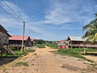 Bairro Nueva Era, em Yarinacocha (Peru): casas elevadas refletem a convivência cotidiana com as cheias amazônicas. As marcas serão utilizadas para modelagem de elevação e hidráulica. Foto: Igor Da Mata.