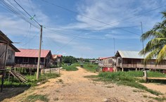 Bairro Nueva Era, em Yarinacocha (Peru): casas elevadas refletem a convivência cotidiana com as cheias amazônicas. As marcas serão utilizadas para modelagem de elevação e hidráulica. Foto: Igor Da Mata.