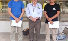 O professor Igor Da Mata Oliveira (UFAL) e o professor Johnattan Rupire (UNMSM) com o reitor da Universidad Nacional Intercultural de la Amazonía (UNIA), Juan López Ruiz (ao centro), durante missão técnica em Yarinacocha, Ucayali (Peru), que resultou na assinatura de uma ata de cooperação entre as universidades.