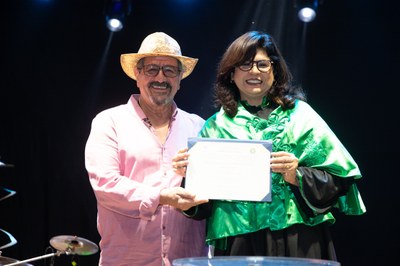 Vice-reitora Eliane Cavalcanti entrega diploma a Fábio Pascoal, filho de Hermeto Pascoal