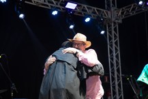 Marcos Moreira abraça Fábio Pascoal