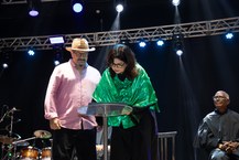 Vice-reitora Eliane Cavalcanti assina diploma do título de Doutor Honoris Causa