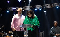 Vice-reitora Eliane Cavalcanti assina diploma do título de Doutor Honoris Causa