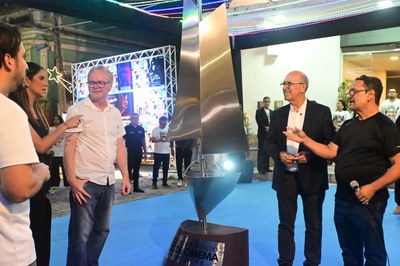 Escultura de 2,5 metros que representa o troféu Canoa de Tolda foi a atração na entrada do Cine Penedo, onde aconteceu a abertura oficial do evento