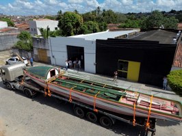 Canoa de tolda chega a Penedo e terá restauração coordenada pela Ufal