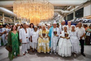 Cortejo marca encerramento da 11ª Bienal do Livro de Alagoas