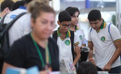 Estudantes das redes pública e privada visitam a Bienal
