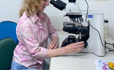 Pesquisadora em visita ao Setor de Parasitologia e Patologia do ICBS Ufal