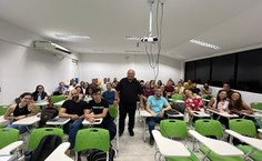 Professor José Alberto Iannacone Oliver durante palestra para estudantes da Ufal