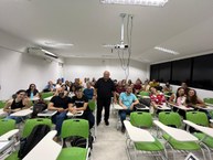 Professor José Alberto Iannacone Oliver durante palestra para estudantes da Ufal