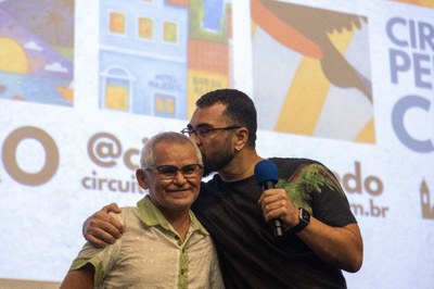 Com Gero Camilo no papel principal, filme foi recebido com entusiasmo pelo público e deu o tom da pluralidade estética e temática que marcará a semana em Penedo.