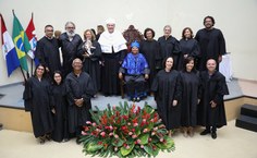 Conselheiros do Consuni com a homenageada