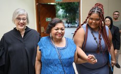 Professora Cida conduzida pela professora Maria Auxiliadora e Jéssyka Faustino, do Neabi