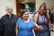 Professora Cida conduzida pela professora Maria Auxiliadora e Jéssyka Faustino, do Neabi