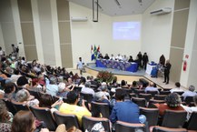 Auditório da Reitora repleto de amigos, familiares, alunos e ex-alunos da professora Cida