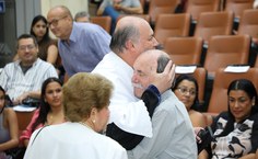 Reitor Josealdo Tonholo cumprimenta o reitor honorário Rogério Pinheiro
