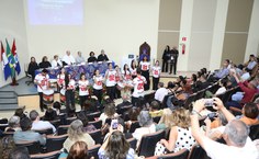 Bateria Tiroteio, formada por alunos e alunas de Medicina, se apresenta em homenagem à professora Cida