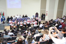Bateria Tiroteio, formada por alunos e alunas de Medicina, se apresenta em homenagem à professora Cida