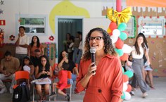 “O encerramento é realmente muito festivo e emocionante. É possível perceber a emoção no olhar das famílias e a alegria no olhar das crianças. Toda a equipe se sente imensamente feliz por ter as famílias como parceiras nesse processo”, afirmou a coordenadora pedagógica do CapTv, Raquel Alves Sobrinho.