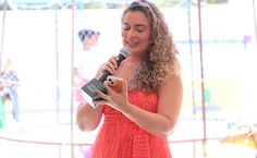 A diretora Aline Ferreira ressalta a sensação de satisfação imensa em ver o quanto o espaço evoluiu e progrediu, motivo de muito orgulho