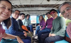 Professores Peter May e Deividson Gatto (à direita) com a turma de mestrado